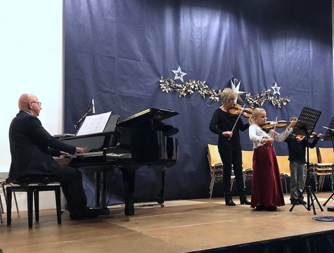 Violinschüler der Klasse Krisztina Bene mit Gergely Csukly am Klavier